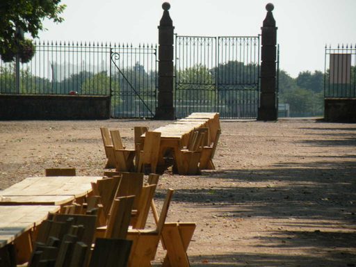  tables et chaises en bois dans le parc du château